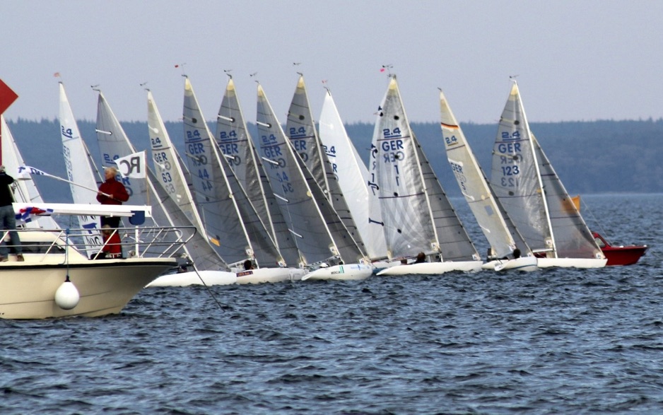 Wie geht 2.4mR-Regatta?
